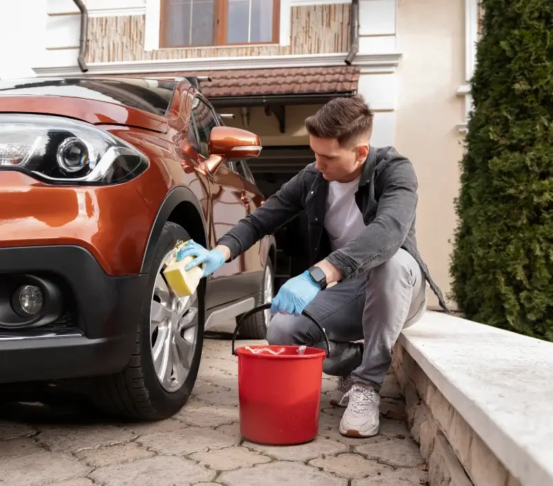 Lavage auto à domicile Saint-Étienne-de-Fougères : professionnel intervenant sur un véhicule